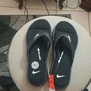 Women Nike sandals size 7wide
